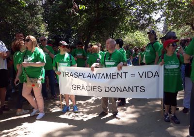 Grup amb pancarta donant les gràcies als donants